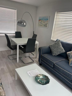 ULTRA peaceful 2 bedroom beach&boardwalk apartment